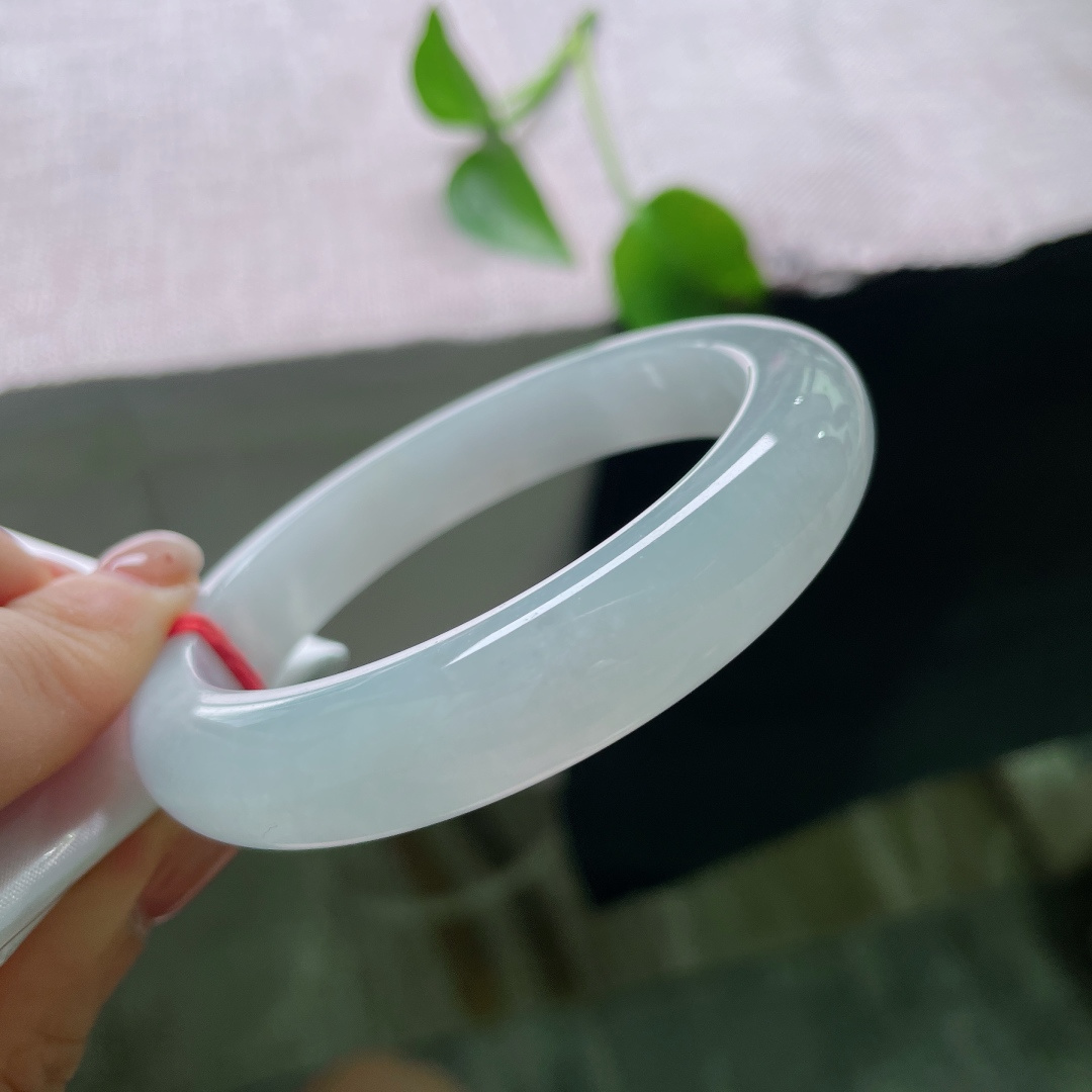 冰底正圈，晶体纹，种质老透莹润，清浅淡青凝于镯身，素净柔和，如一汪静水温润内敛。ss ss56309a
