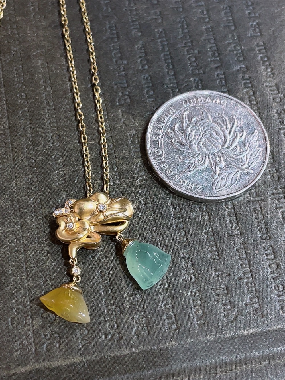 ️双彩莲蓬吊坠送金项链,无裂,18k金镶嵌,种水,重金镶嵌,厚装饱满,莲年有余,年年有鱼,荧光四射,刚性十足,高端大气,性比高,裸石7.6-7.6-4.5、4.2-9.2-5.2