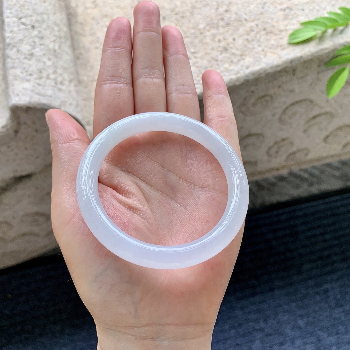 圆条53 54，圈口54.6/8.3/8.3，编码AD073129，细糯底色，水润，种老，细腻，无裂。