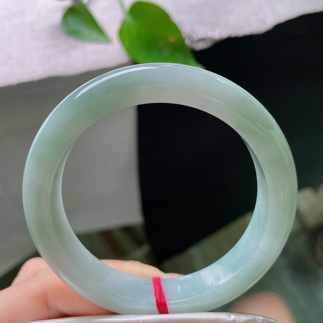 蓝底正圈，一点皮纹，淡雅浅青底色，水润冰透，素圈简约大气，佩戴清爽舒适，日常百搭耐看。ss54120