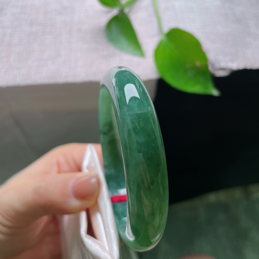 56.7/13.2/8.4，飘花正圈，皮纹，腕间一汪幽青，漫染繁花，沉静温润，尽显古韵风骨。ss54390a