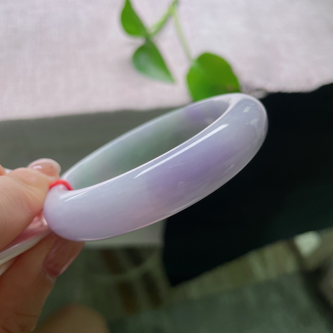 54/13.5/9.5，春彩正圈，皮纹，紫韵悠然，底色温润，腕间一缕春紫，柔韵天成，一镯揽尽春日温柔。ss55247a