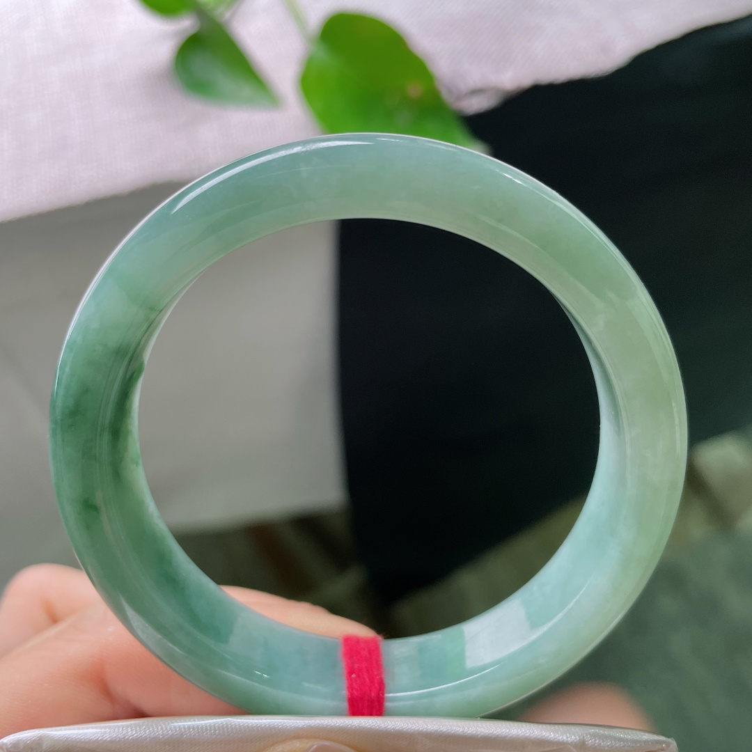 56.1/12.6/8.7，飘花正圈，无裂，一汪湖青，漫染飘花，腕间温润，静显东方雅致。ss54367a