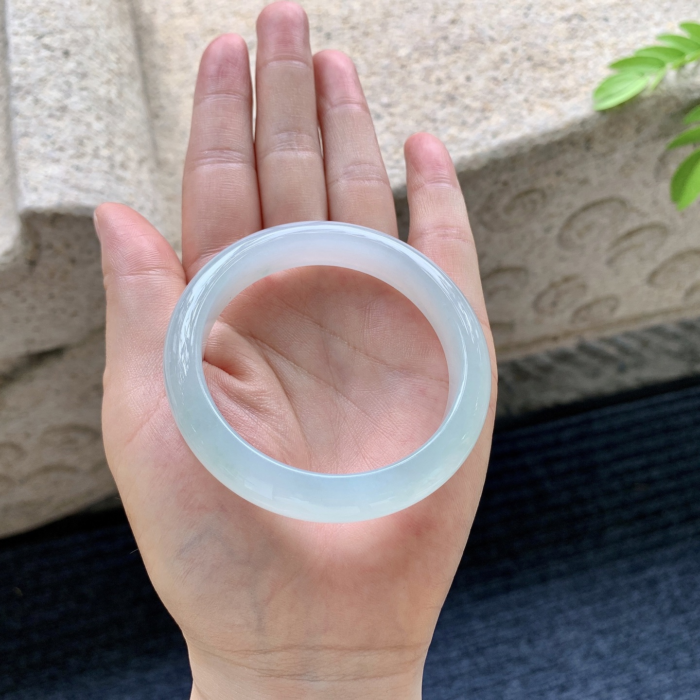 正圈50 51，圈口51.5/11.2/7.5，编码AD073143，糯冰晴底，水润，种老，细腻，无裂。