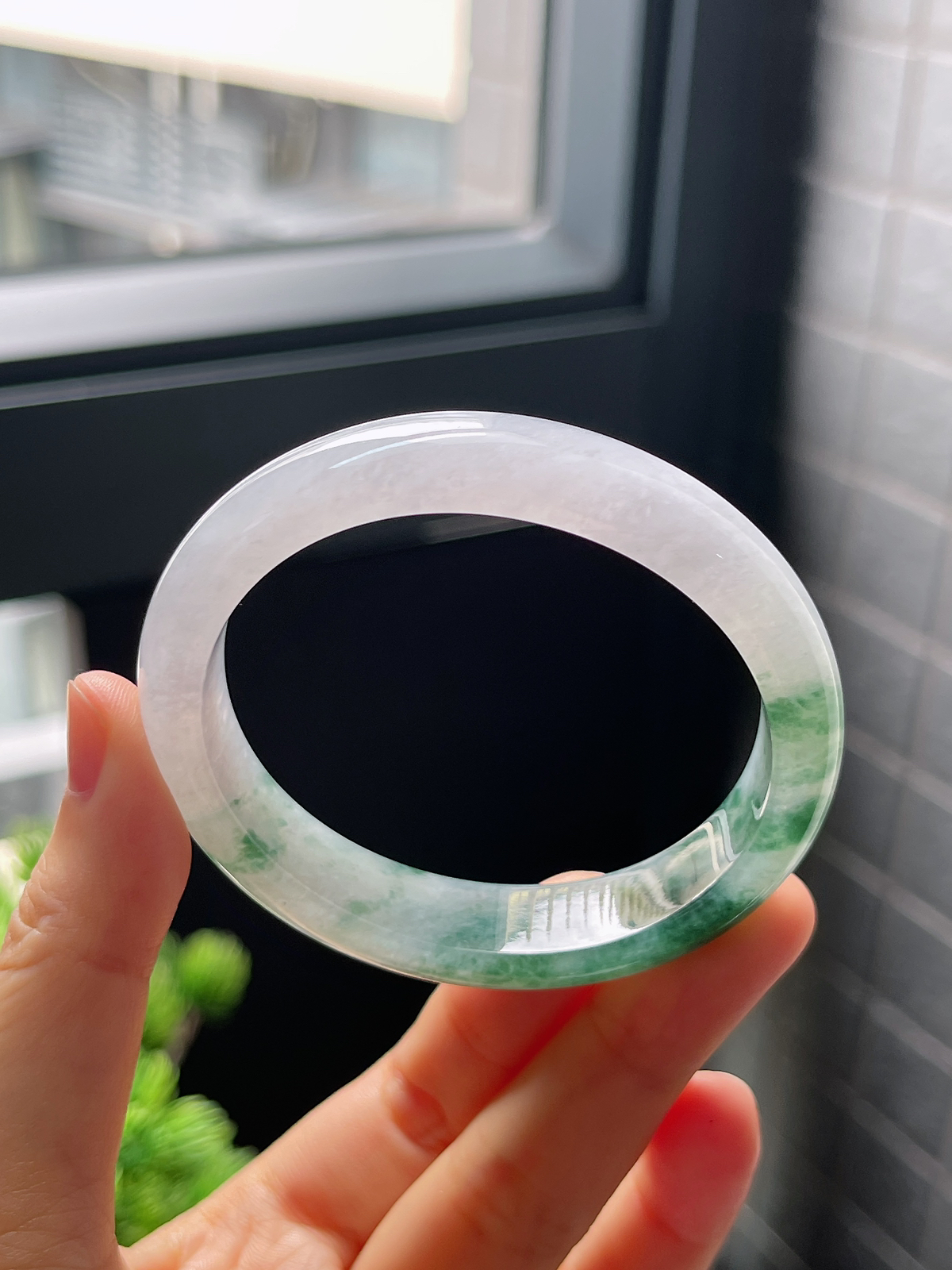贵妃圈口53.，冰糯种飘花灵动翡翠贵妃手镯
