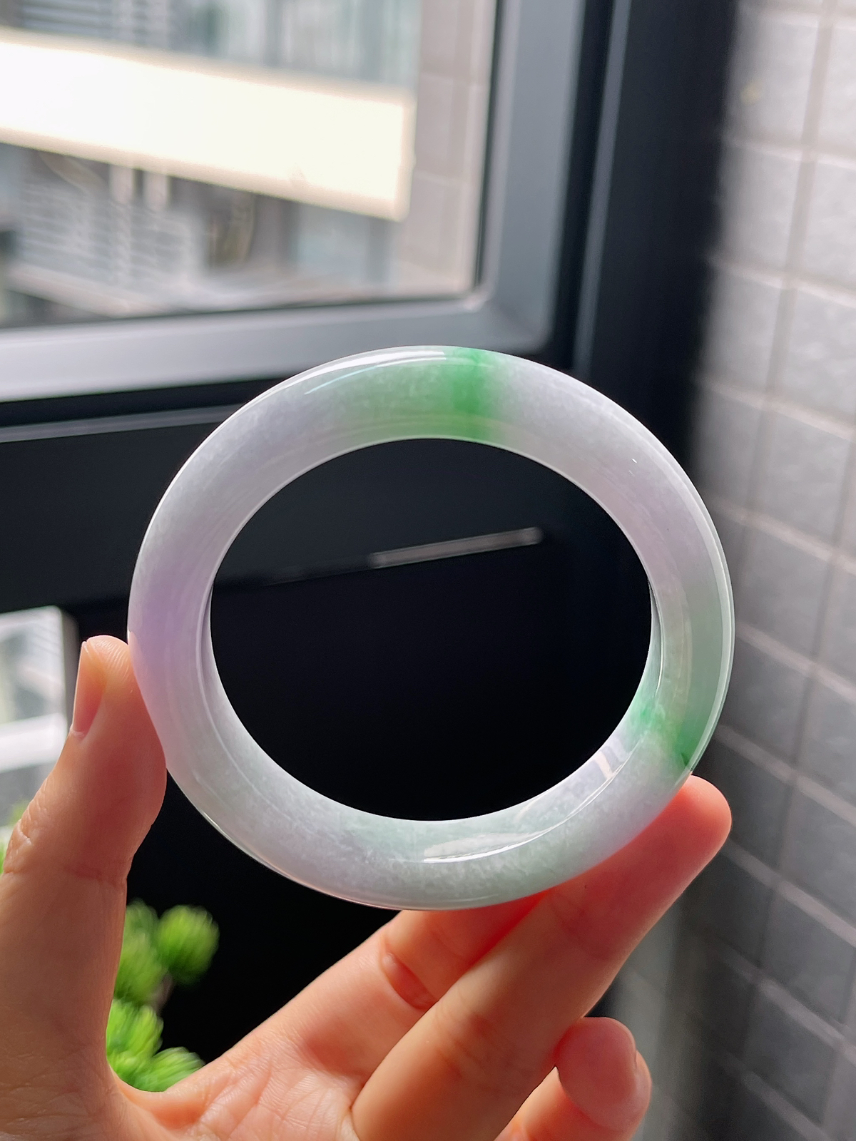 圈口54.2，细腻糯化种春带彩阳绿花翡翠正圈手镯