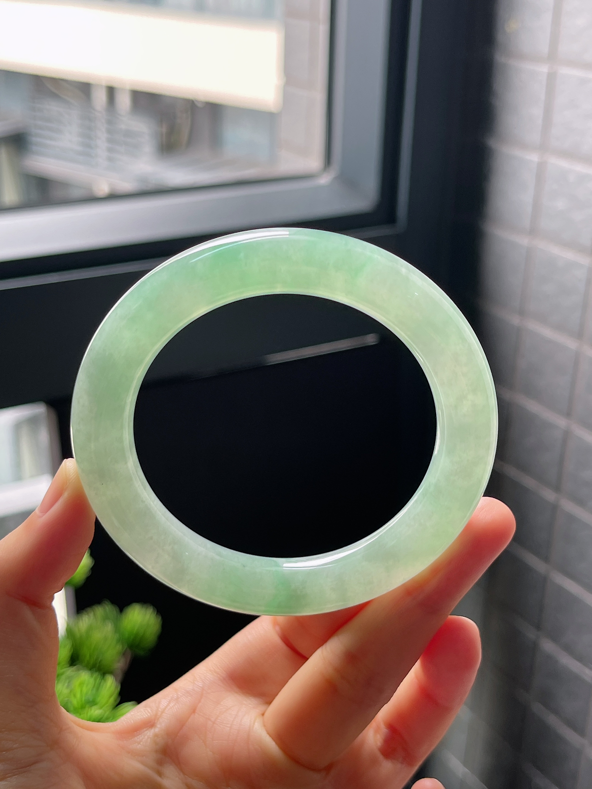 圈口56.3，冰糯种绿色翡翠圆条手镯