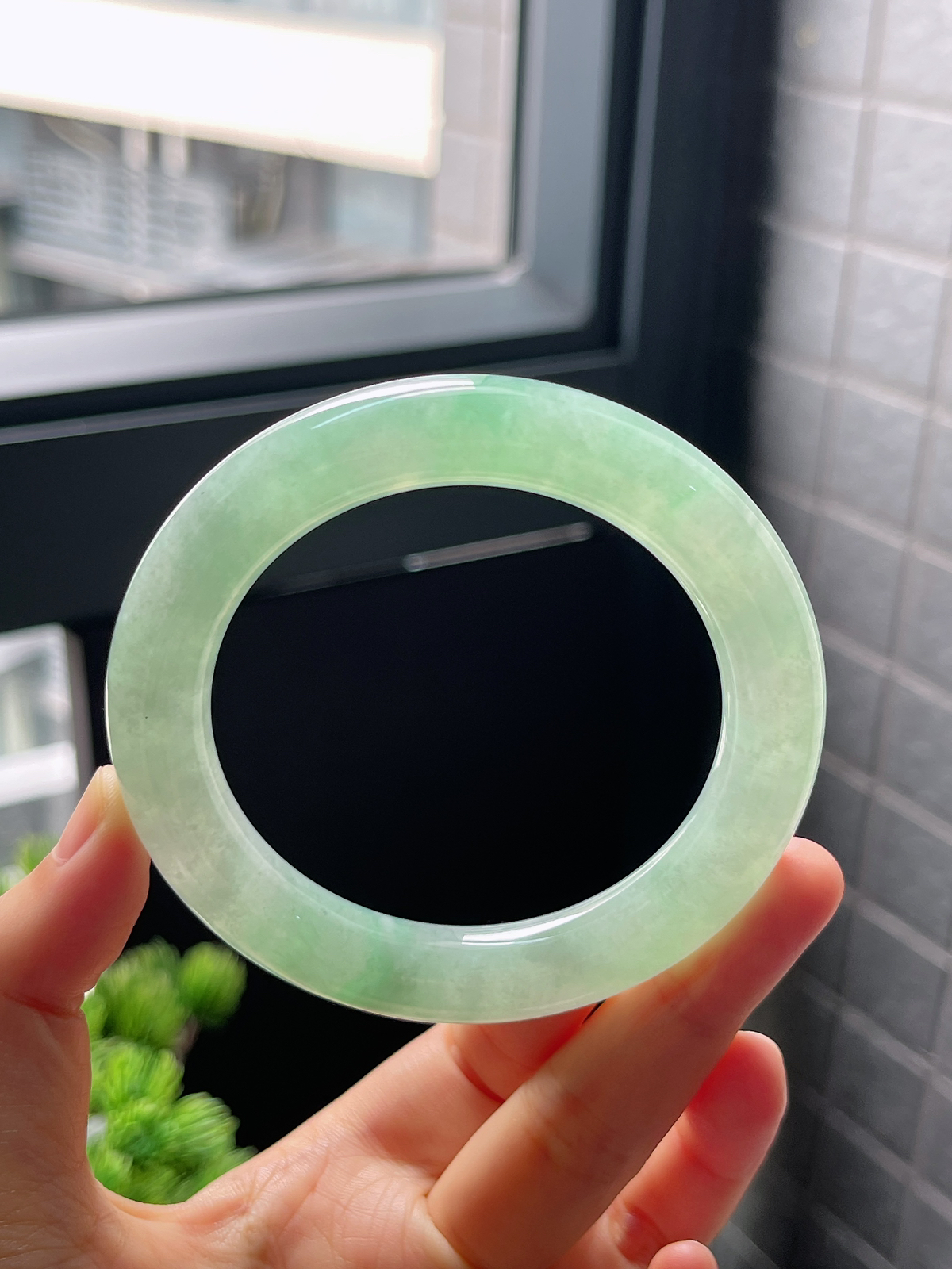 圈口56.3，冰糯种绿色翡翠圆条手镯