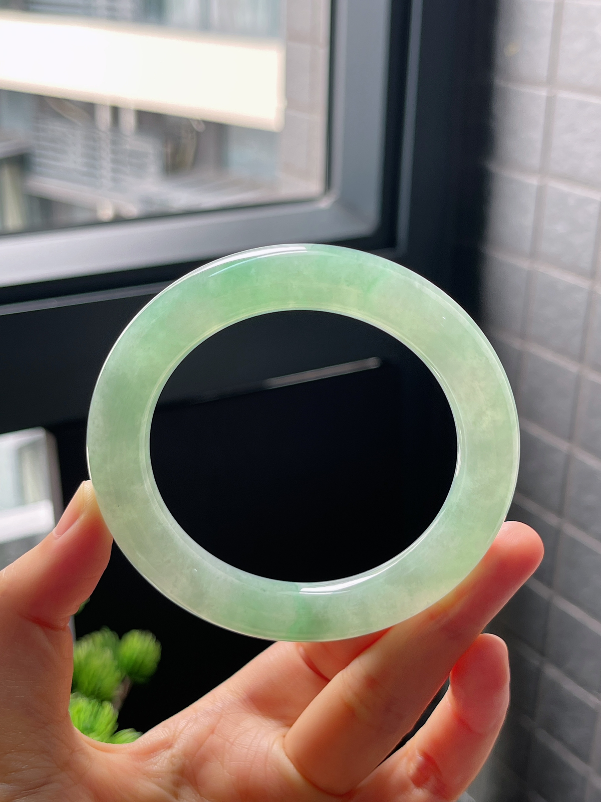 圈口56.3，冰糯种绿色翡翠圆条手镯
