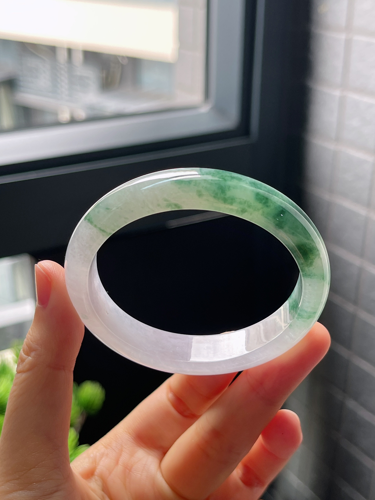 贵妃圈口53.，冰糯种飘花灵动翡翠贵妃手镯