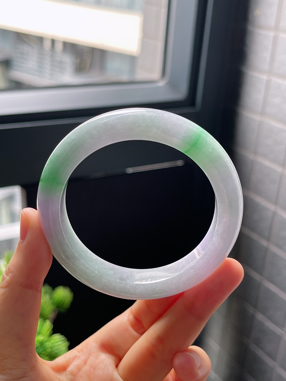 圈口54.2，细腻糯化种春带彩阳绿花翡翠正圈手镯