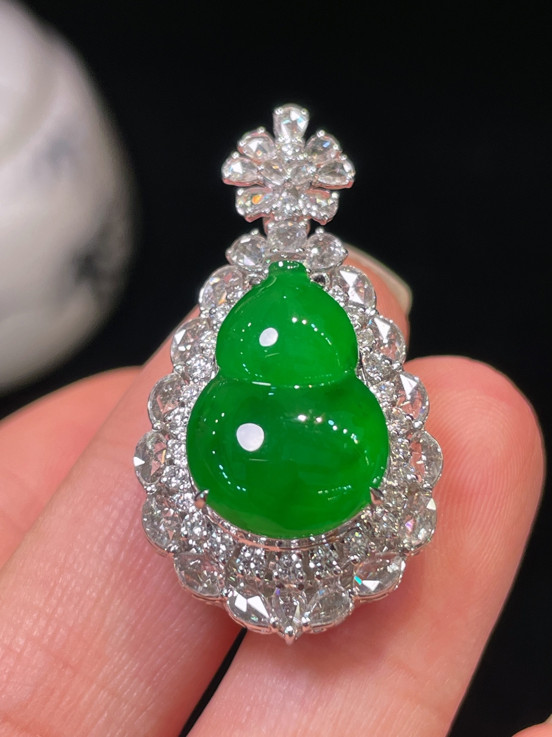 翡翠A货 葫芦吊坠，阳绿满色，料子冰润细腻，种老起光，18k金镶真钻，上身佩戴效果很好34.3-1