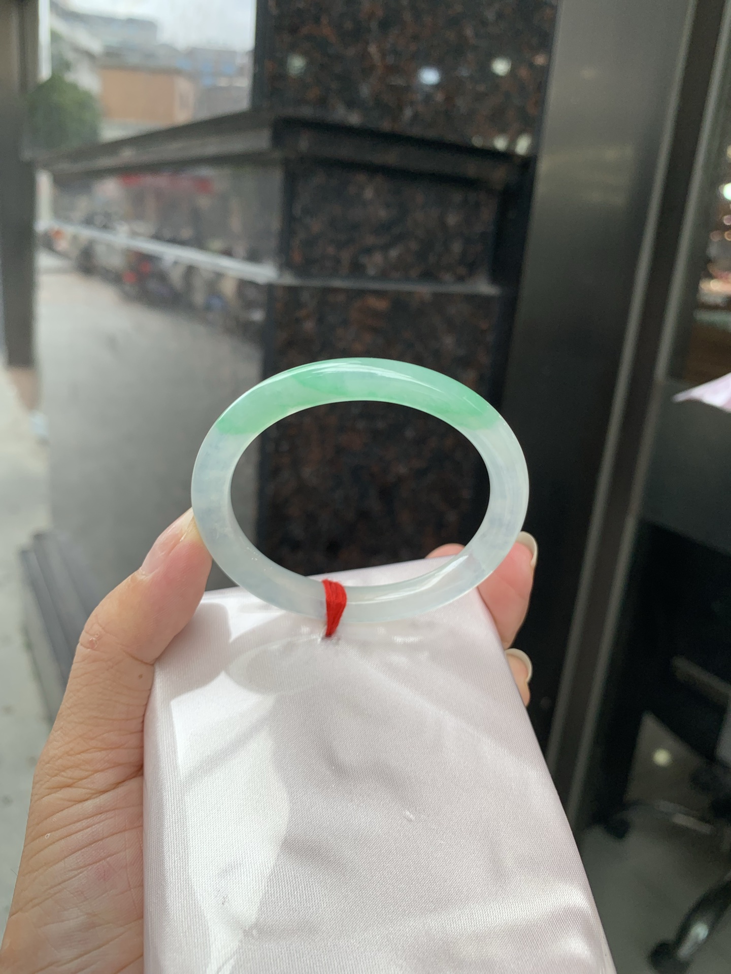 冰飘绿花贵妃，打灯细纹，冰透的底妆上金丝绿花点缀，简约却充满灵气，清新如芽，宛若自然的画卷凝结于腕间，静中带动，韵味悠长