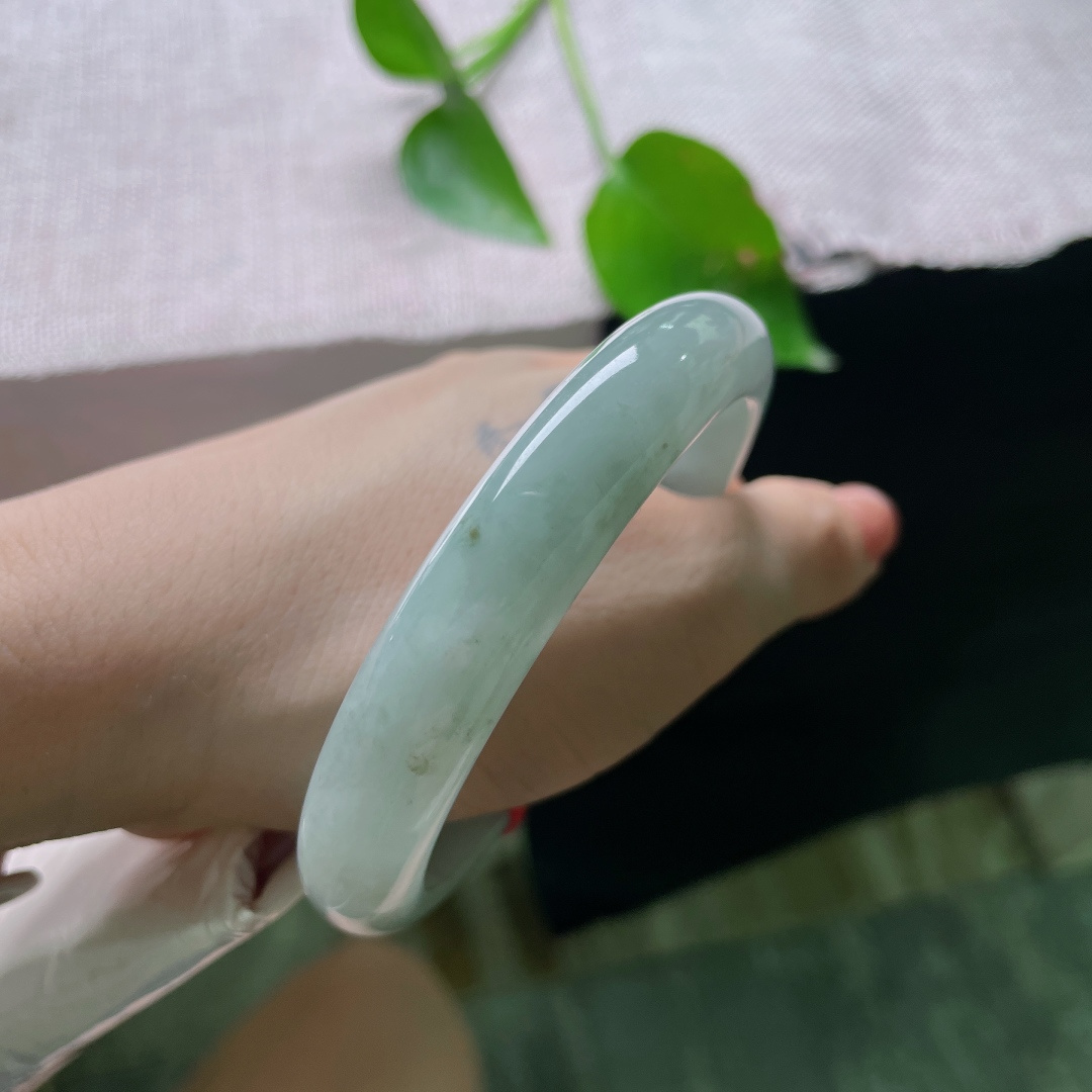 60.8/12/8.9，淡蓝底正圈，无裂，玉质细腻，素雅耐看，上手清爽沉静，日常百搭，ss52156a