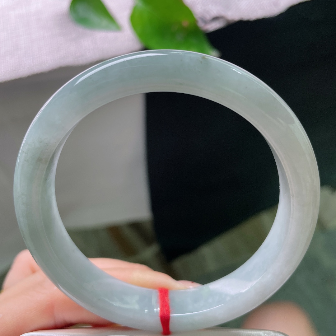 60.8/12/8.9，淡蓝底正圈，无裂，玉质细腻，素雅耐看，上手清爽沉静，日常百搭，ss52156