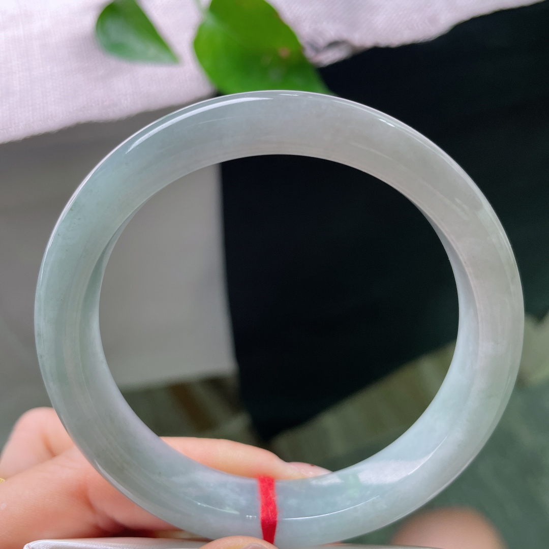 60.8/12/8.9，淡蓝底正圈，无裂，玉质细腻，素雅耐看，上手清爽沉静，日常百搭，ss52156a