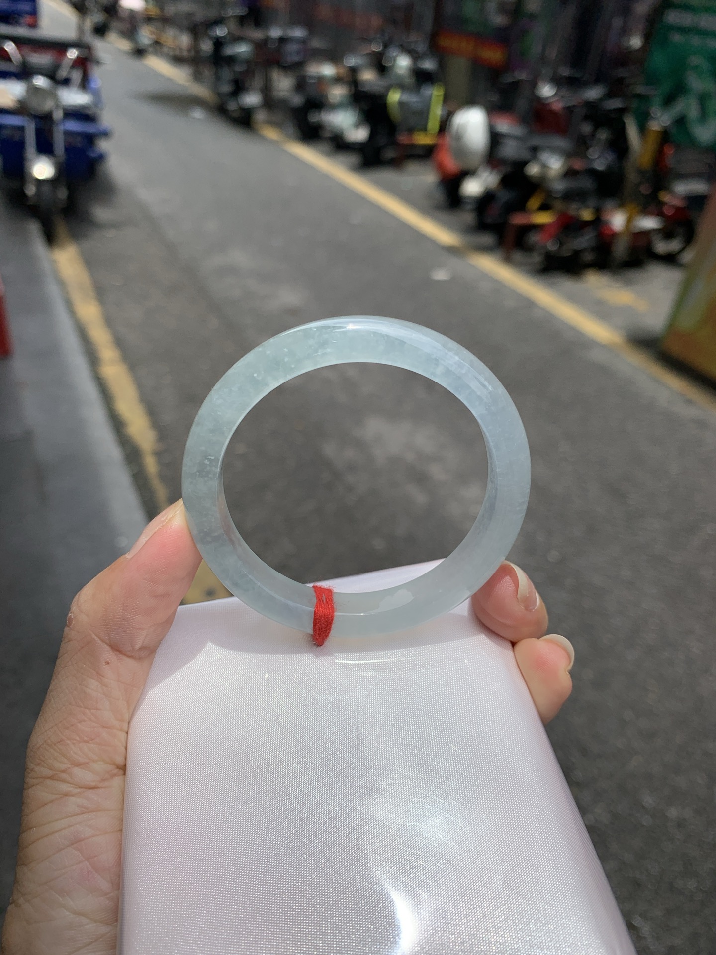 白冰正圈, 打灯几处细纹包容，底妆冰润，一腕清透，不愧是翡翠中的初恋，美得就像一件艺术品