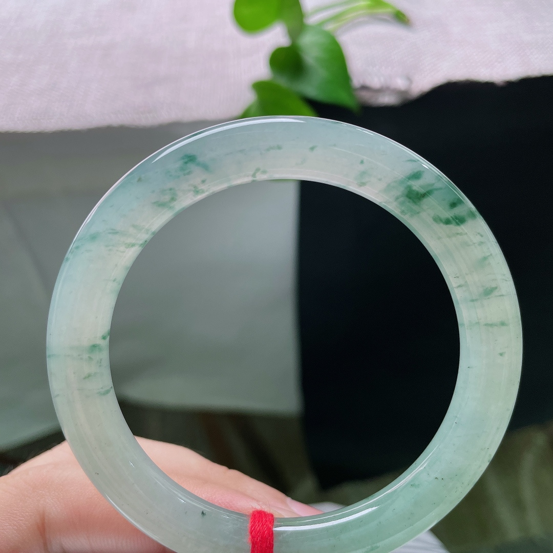 55/9，飘花正圈，无裂，冰底藏水墨，飘花似远山烟柳，清透玉质衬得蓝绿飞花飘逸悠远，一镯揽尽中式山水意境。ss55913a