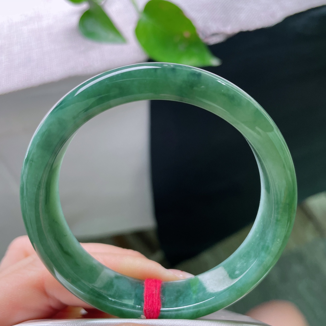 56.7/13.2/8.4，飘花正圈，皮纹，腕间一汪幽青，漫染繁花，沉静温润，尽显古韵风骨。ss54390a
