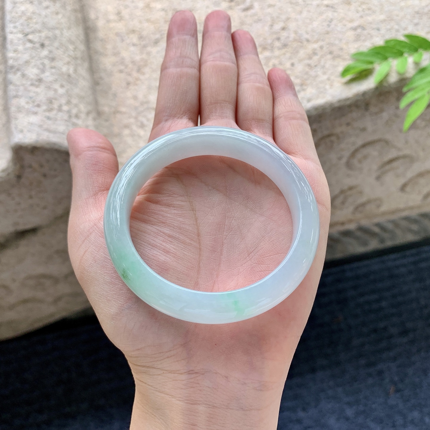 正圈 52 53，圈口53/11.3/7.8，编码T1073002，细糯飘绿，水润，种老，细腻，打灯