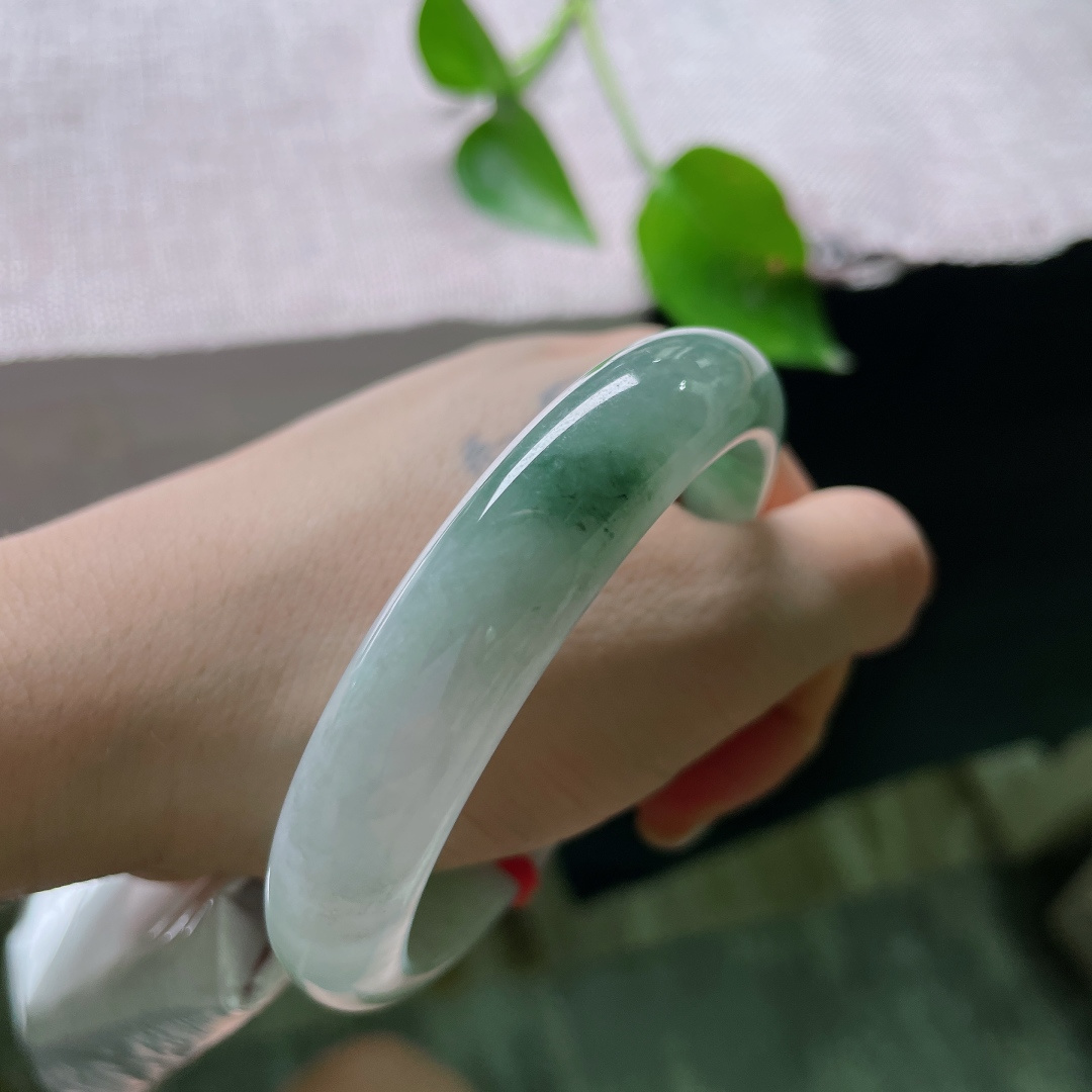 58.9/12.4/8.0，飘花正圈，一点皮纹，半山凝翠，一端清素一端碧韵，浓淡相宜，藏尽山水含蓄之美。ss ss54766a