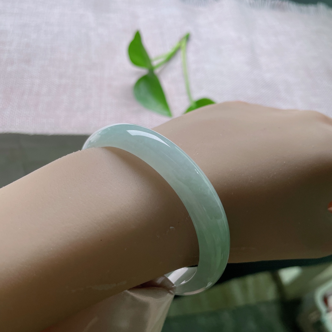 53.6（48)/12.1/6.2，浅绿底贵妃，水头好，种老，肉质细腻干净，皮纹，55236a