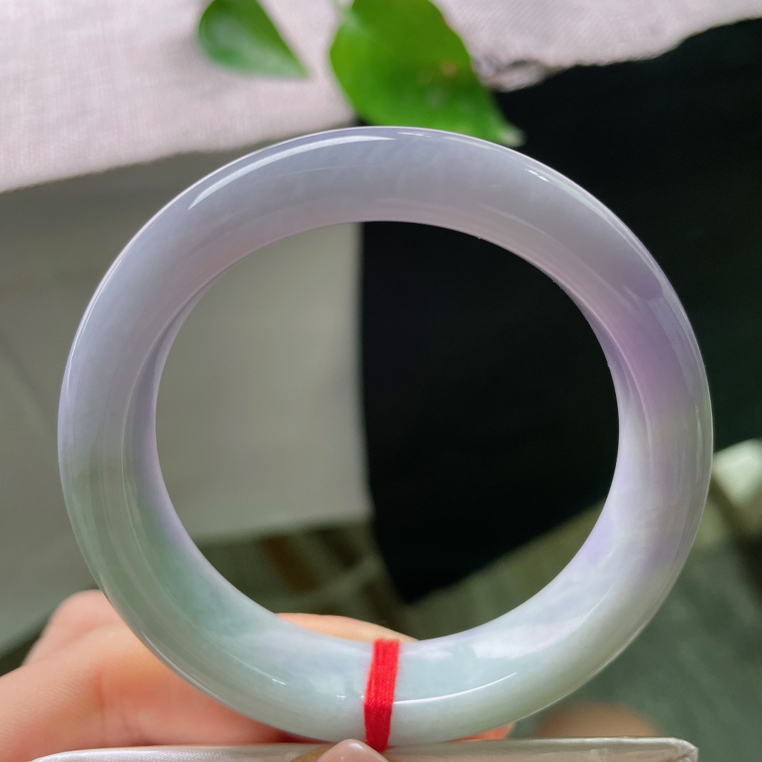 54/13.5/9.5，春彩正圈，皮纹，紫韵悠然，底色温润，腕间一缕春紫，柔韵天成，一镯揽尽春日温柔