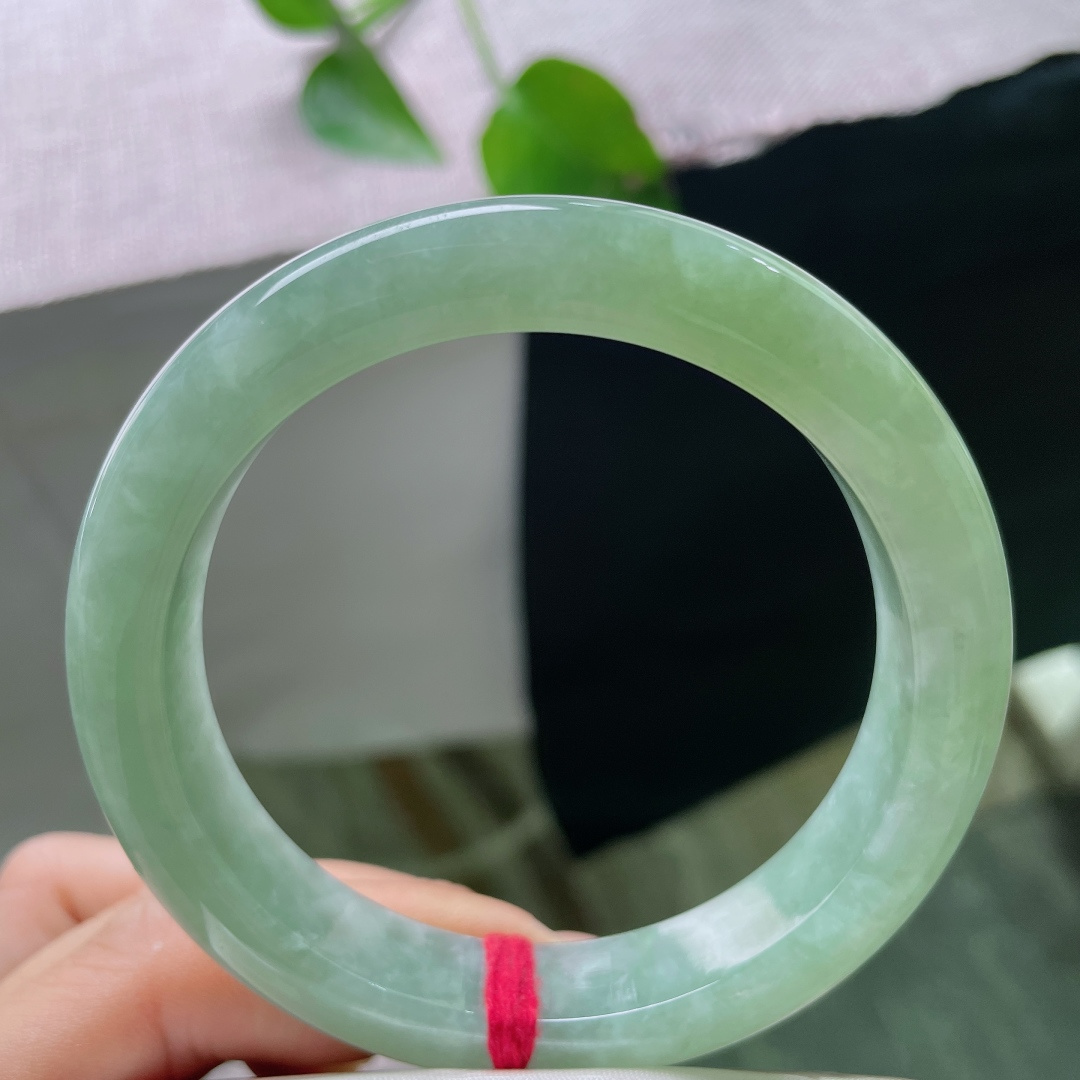58.2/12.4/9.1，绿底正圈，无裂，腕间一捧清湖碧色，温润晴绿悠然舒展，自带清风拂面的恬淡意境。ss ss54980a