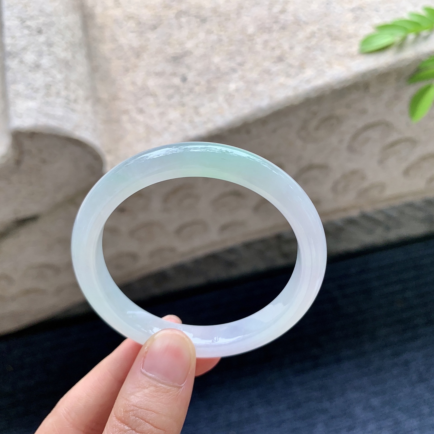 正圈51 52，圈口52.5/8.9/7，编码AD073151，描述细糯飘绿，水润，种老，细腻，打灯有纹线