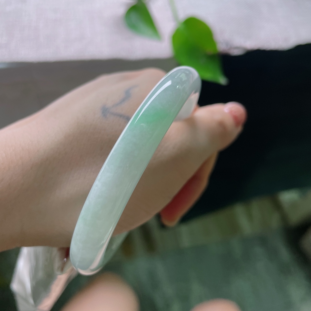 56/9.5，飘绿圆条，料子细腻干净，种老，佩戴优雅端庄，一点皮纹。55231a