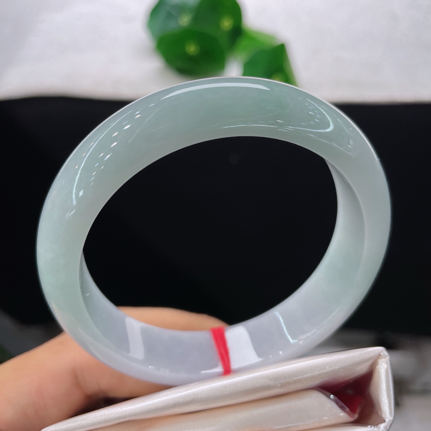 圈口59/14.5/8.1，淡果绿正圈，58/59可戴，仿若涧水含烟，浅青玉底水润莹亮，色泽淡雅。无裂。
