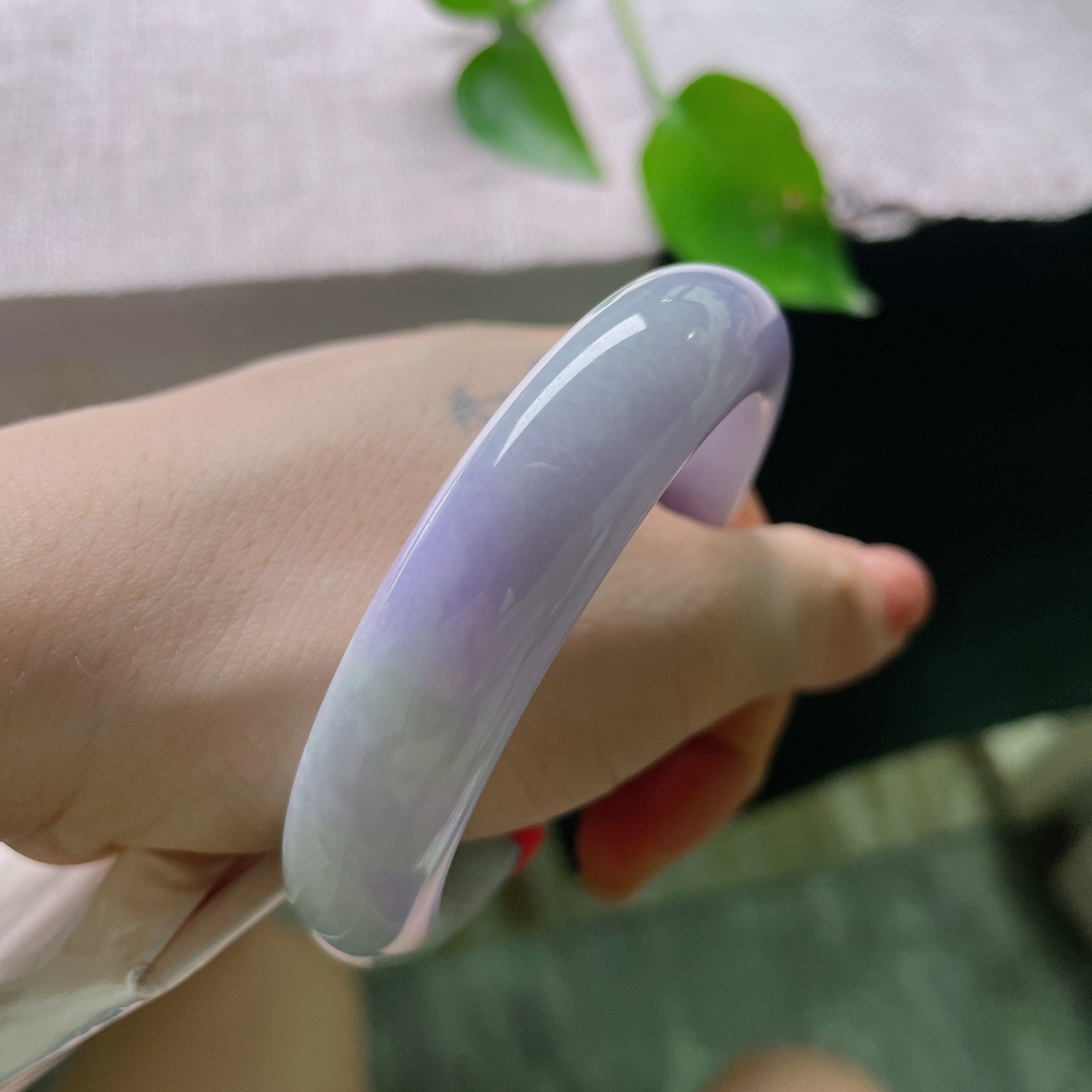 54/13.5/9.5，春彩正圈，皮纹，紫韵悠然，底色温润，腕间一缕春紫，柔韵天成，一镯揽尽春日温柔。ss55247a