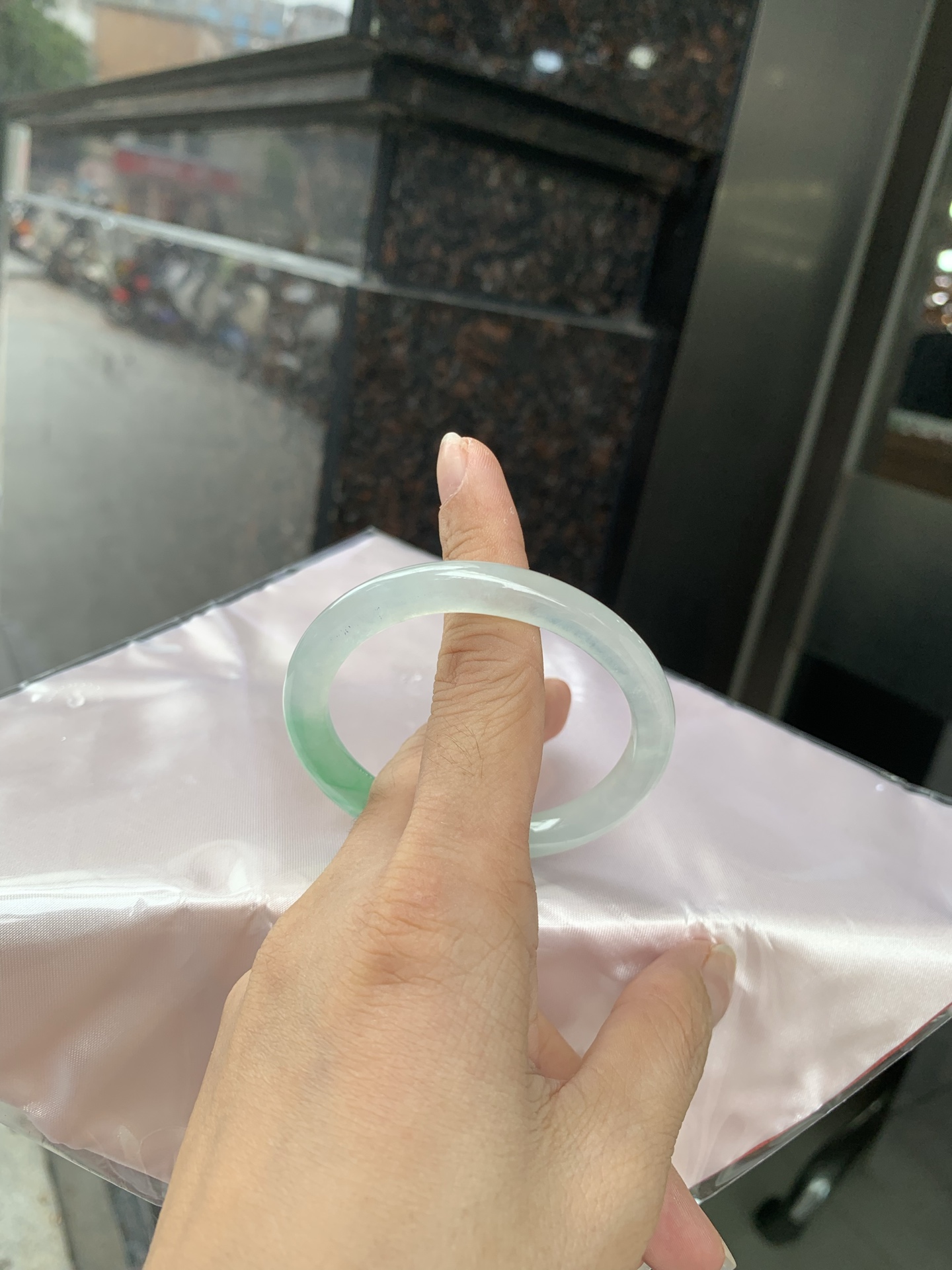 冰飘绿花贵妃，打灯细纹，冰透的底妆上金丝绿花点缀，简约却充满灵气，清新如芽，宛若自然的画卷凝结于腕间，静中带动，韵味悠长