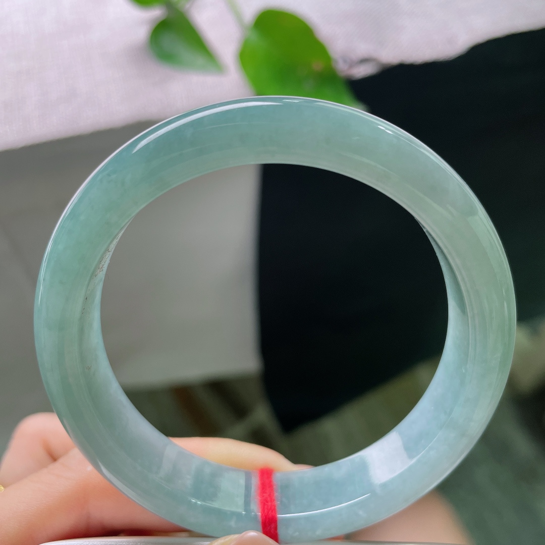 57.4/13.2/8.2，蓝底正圈，一点皮纹，腕间凝一方湖蓝静水，清冽柔和，自带烟雨朦胧的清冷氛围