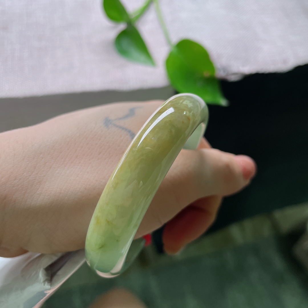 51.8/12.6/7.5，黄翡正圈，水润细腻，种老，佩戴优雅，时尚，无裂，54470a