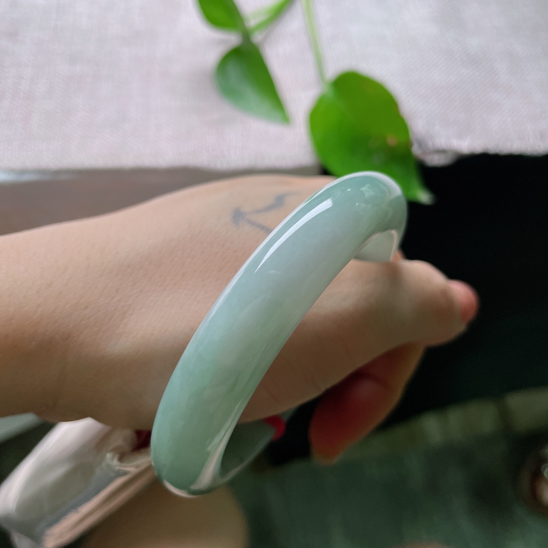 蓝底正圈，一点皮纹，淡雅浅青底色，水润冰透，素圈简约大气，佩戴清爽舒适，日常百搭耐看。ss54120a