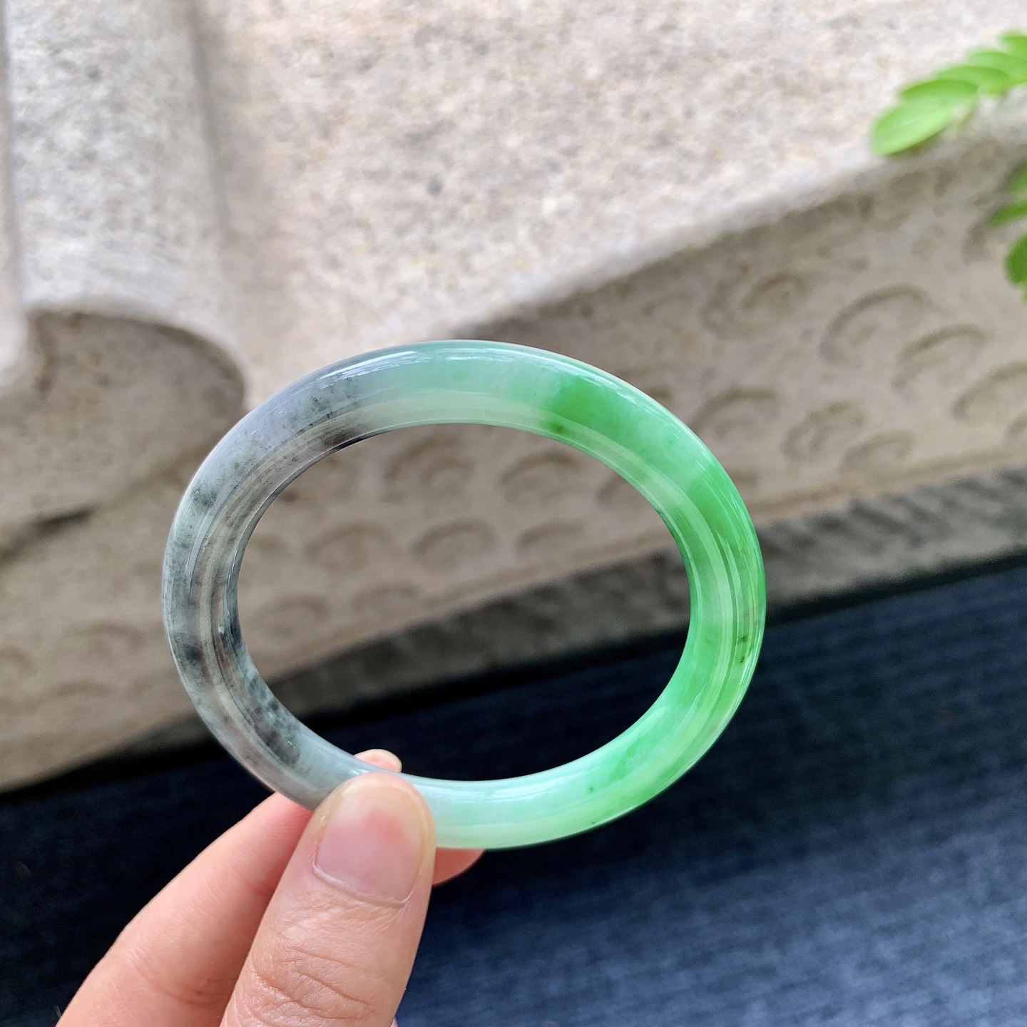 圆条52 53，圈口53.4/7.9/8.2，编码B2073167，描述辣阳绿，乌鸡，水润，种老，细腻，打灯有纹线
