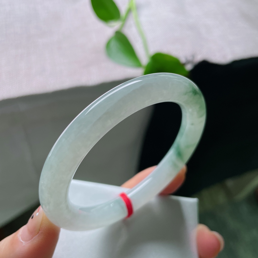 55.2/9.4，飘花圆条，腕间一抹清透。仿佛把江南的烟雨封进了圆润的玉骨里。皮纹，56038a