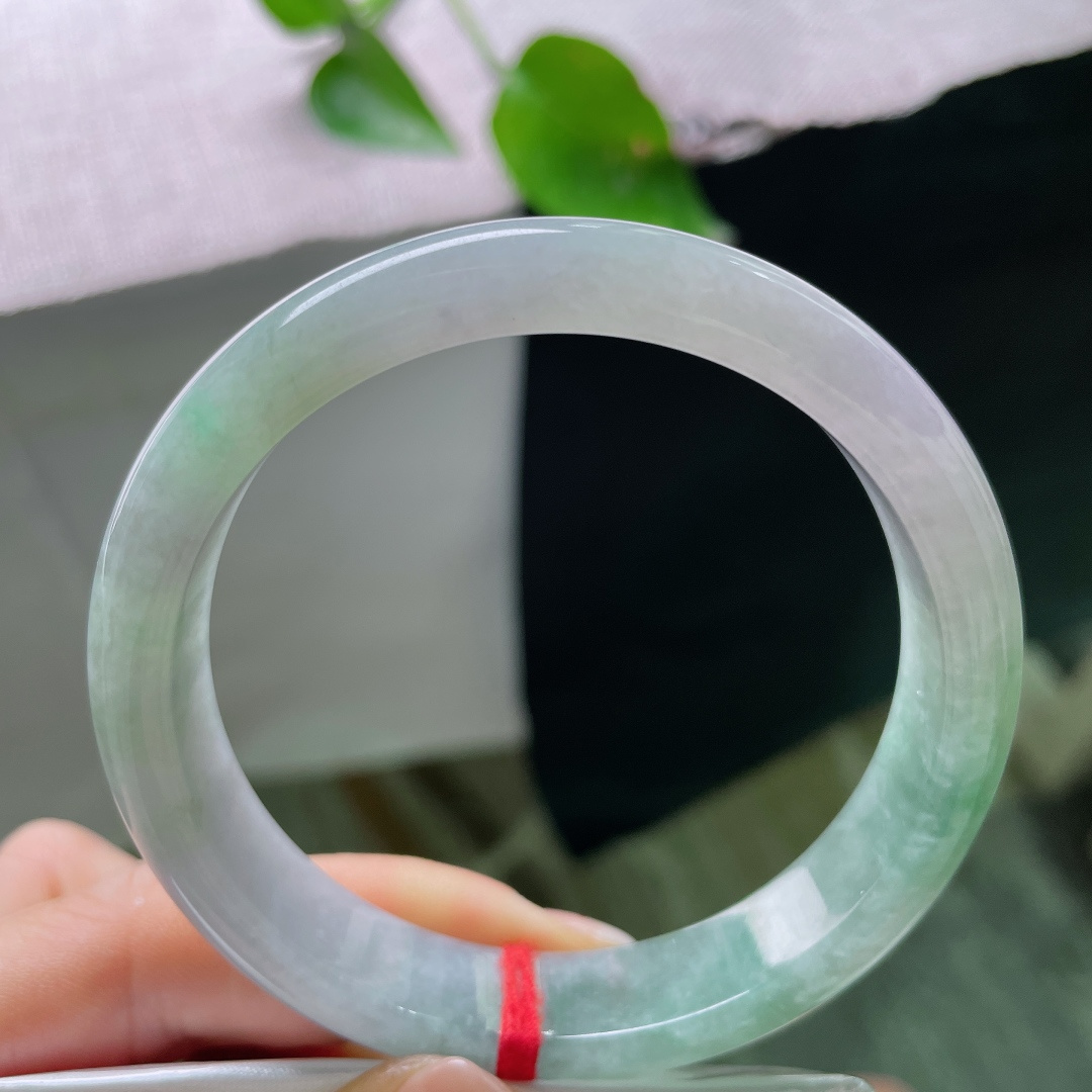 58.9/12.4/8.0，飘花正圈，一点皮纹，半山凝翠，一端清素一端碧韵，浓淡相宜，藏尽山水含蓄之美。ss ss54766a