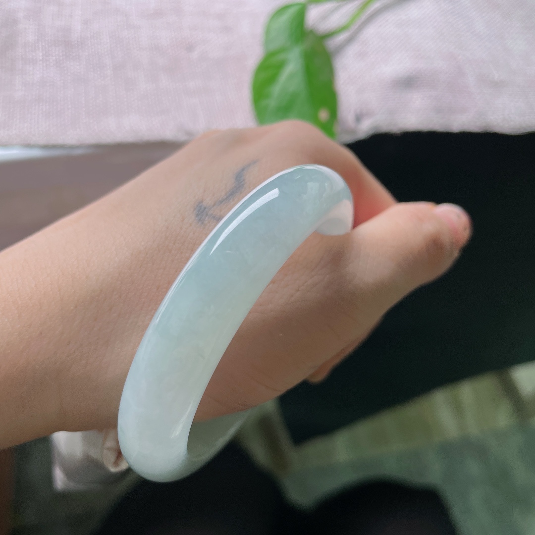 53.2/11.9/7.7，浅绿底正圈，清秀迷人，百搭，低调奢华，不张扬却处处透着精致。无裂，ss55715a