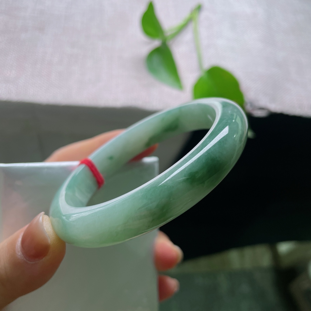 57.8/11.6/8.9，飘花正圈，棉线，清新的浅青底上，灵动绿飘花随性舒展，如同水墨晕染，自带淡雅诗意，ss54197a