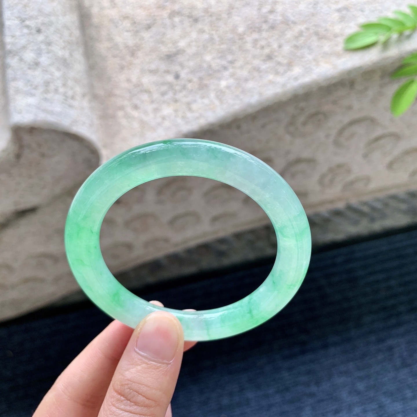 圆条51 52，圈口52.7/9/9.6，编码HT073124，冰糯阳绿，水润，种老，细腻，打灯有棉线