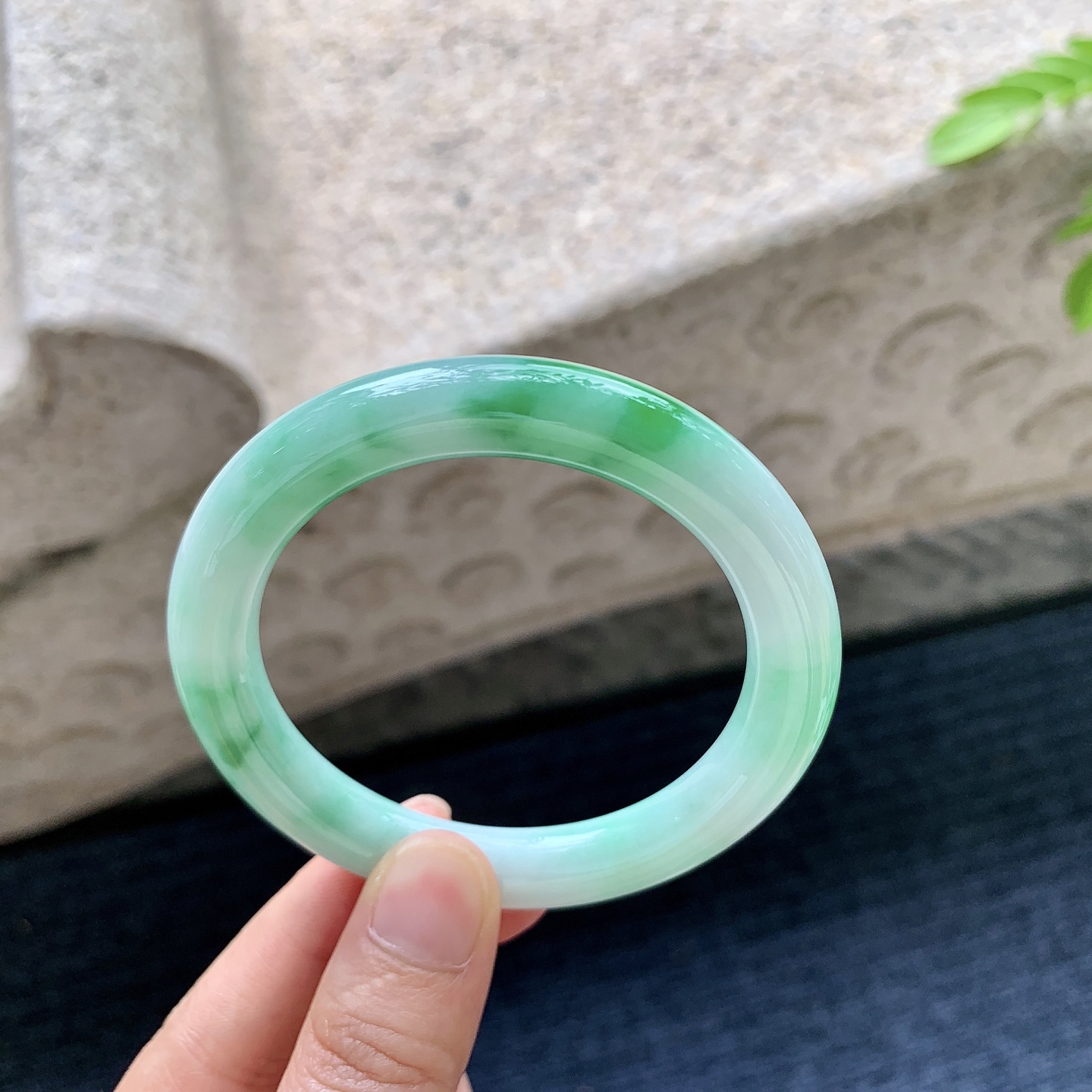 圆条53 54，圈口53.8/9/9.6，编码T1073170，冰种飘花，清透，水润，种老，细腻，打灯有纹线