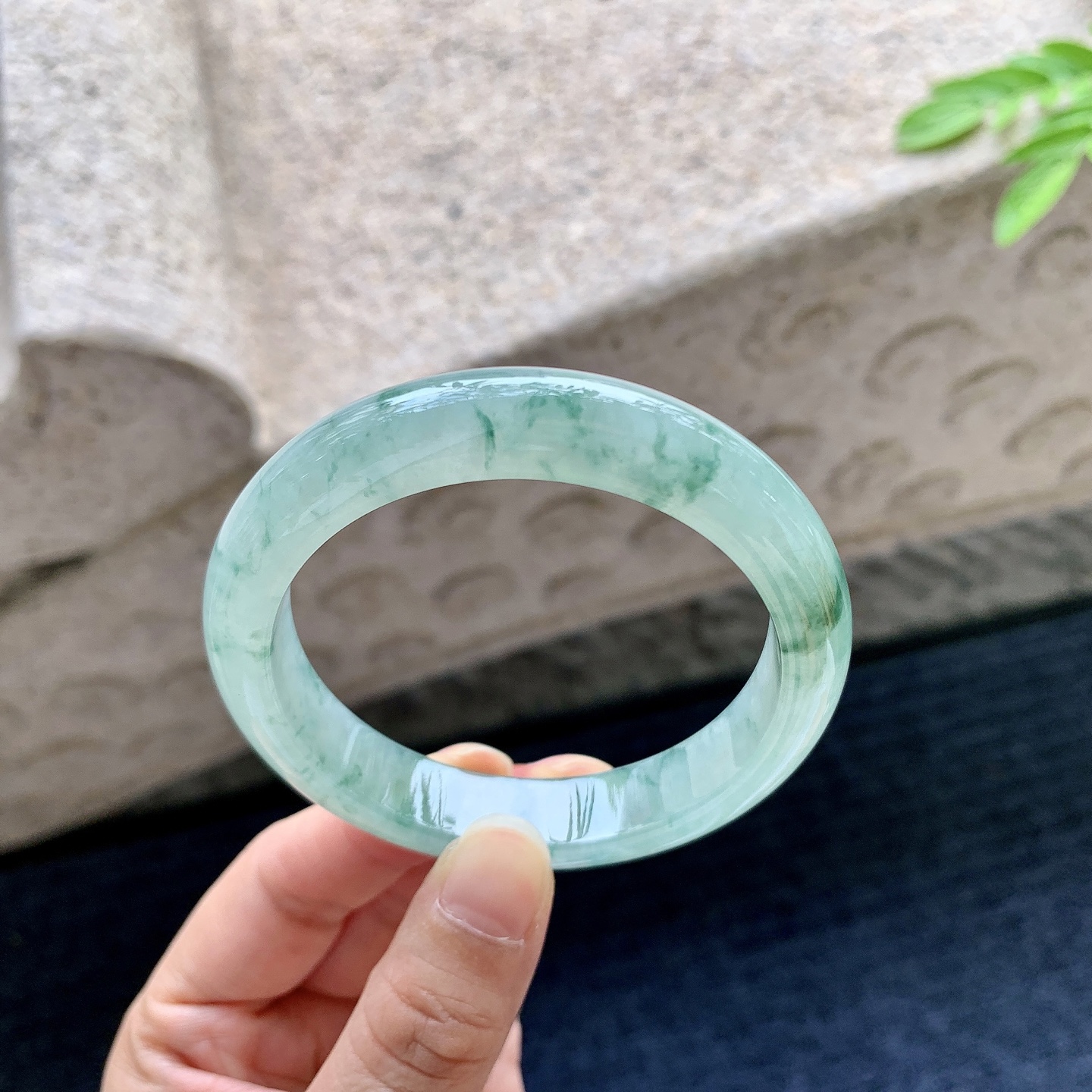 圆条53 54，圈口54.2/11.6/8，编码AD073142，糯冰飘花，水润，种老，细腻，无裂。