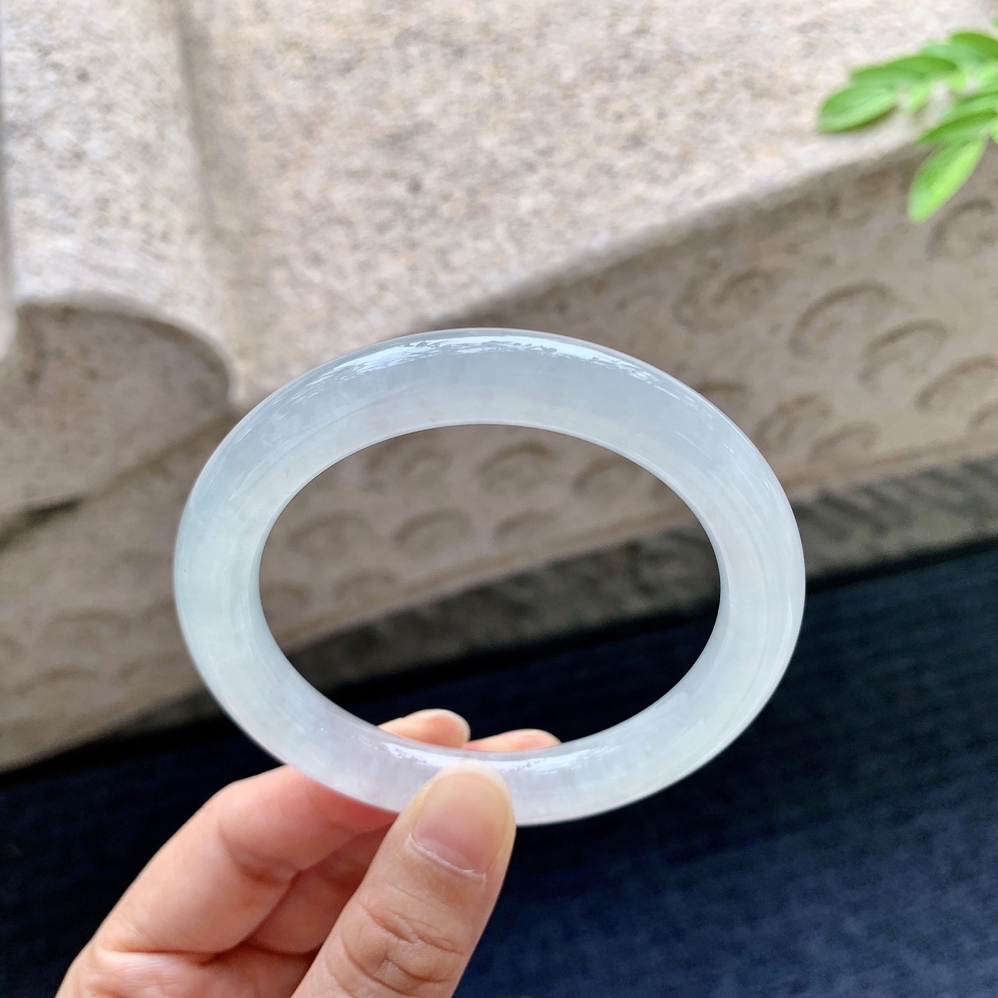 圆条55 56，圈口56.7/9.6/9.8，编码AD073128，糯冰底色，水润，种老，细腻，无裂。