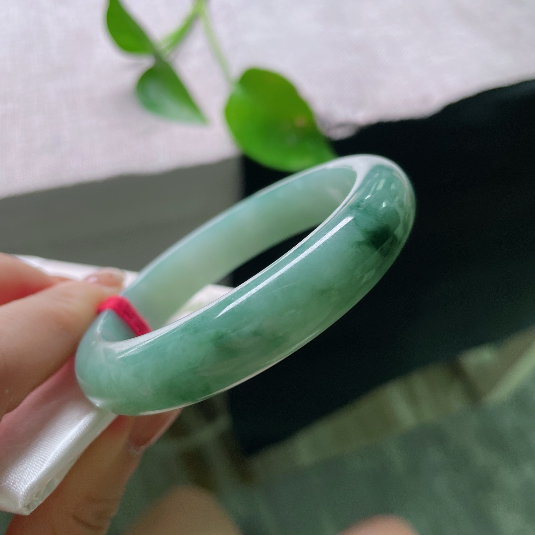 56.1/12.6/8.7，飘花正圈，无裂，一汪湖青，漫染飘花，腕间温润，静显东方雅致。ss54367a