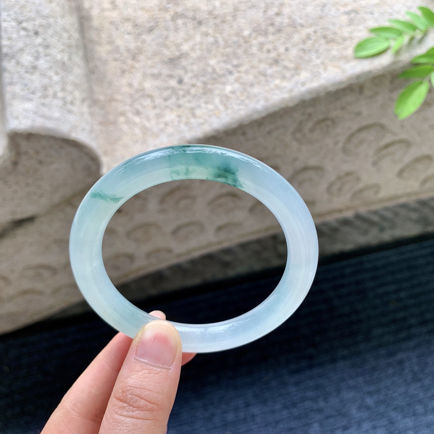 圆条55 56，圈口56.8/9.2/9.3，编码AD073113，描述：冰糯飘花，清透，水润，种老，细腻，无裂。