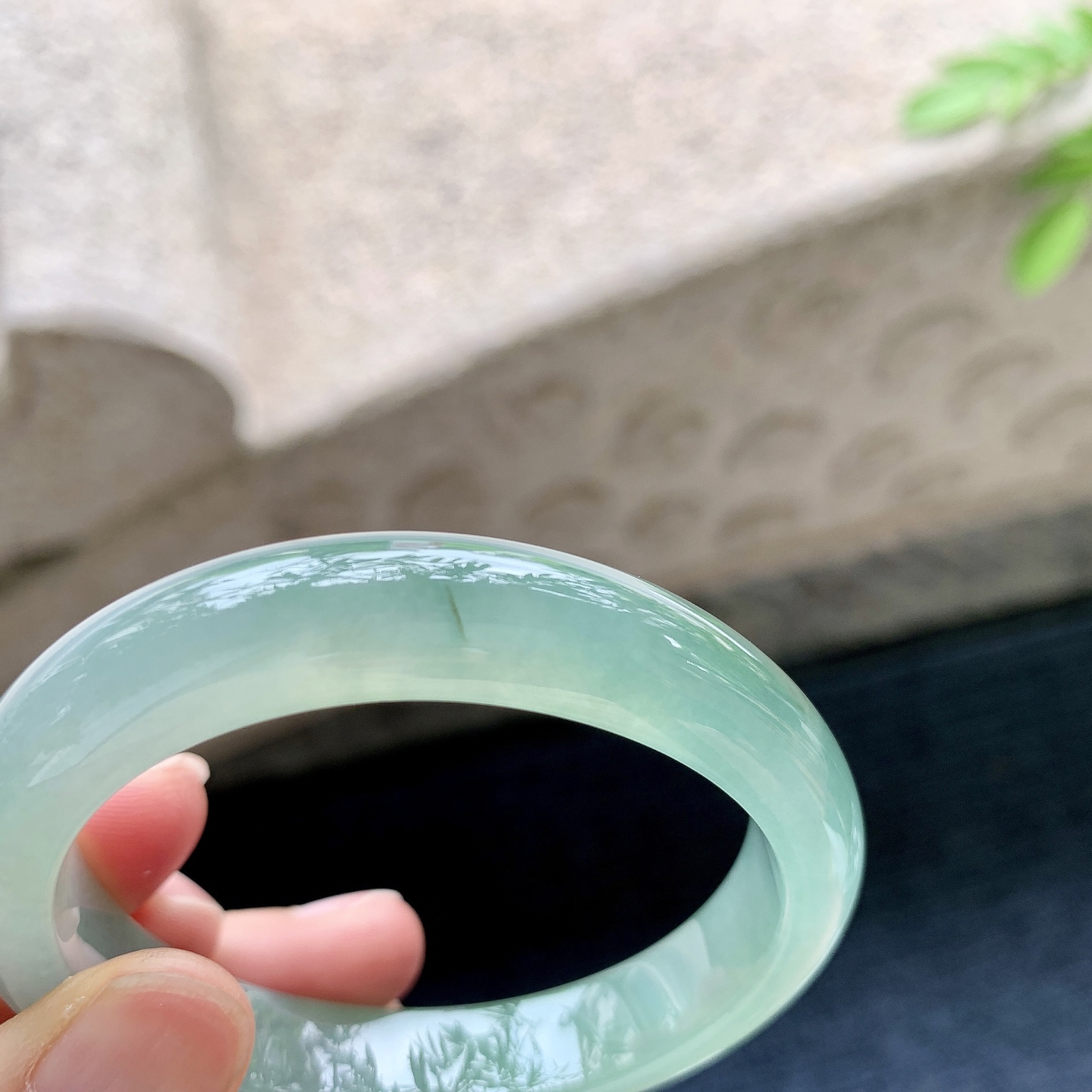 贵妃52 53，圈口53.5/47.4/10.3/7.7，编码HT073154，描述冰糯油绿，水润，种老，细腻，有絮线