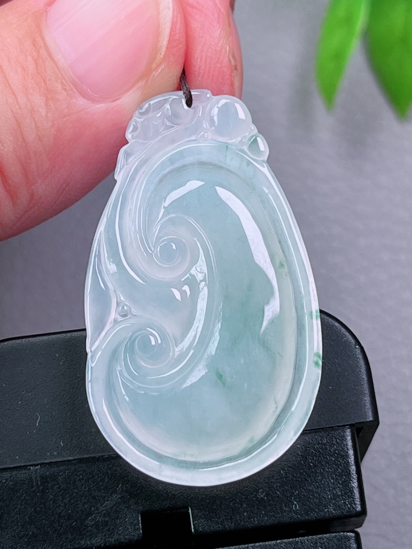 冰种飘花如意，无裂，油洁，冰透水润，起荧光，尺寸：38-22.3-5.3