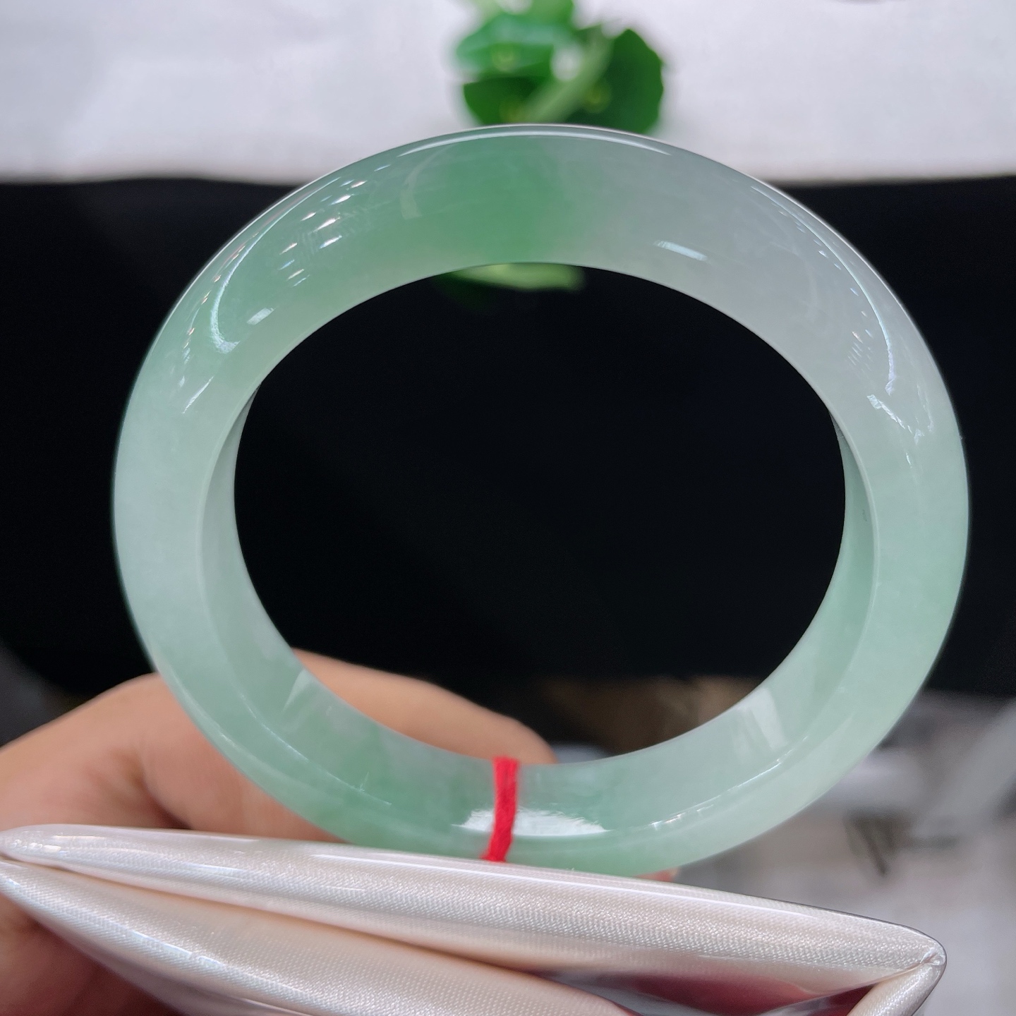 圈口54.5/11.8/8.5，晴底正圈，54/55可戴，仿若平湖凝翠，质地澄澈。清浅湖绿萦绕。无裂。
